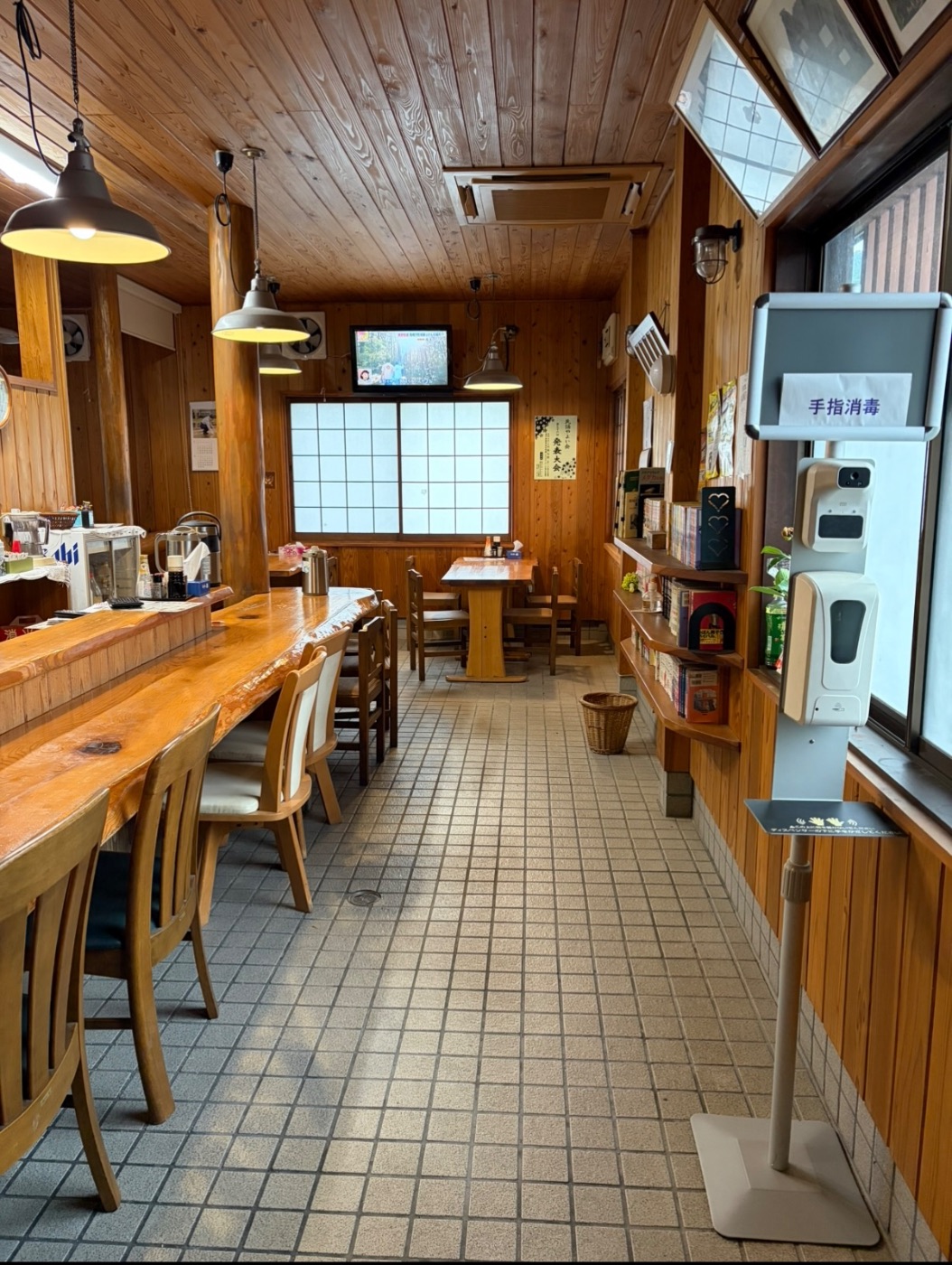 西食堂の店内。木のカウンター席と温かな照明